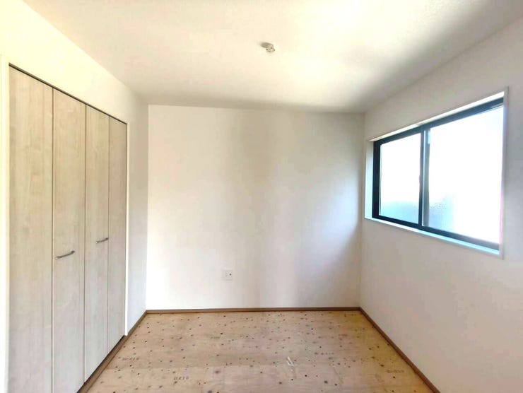 陽の光がたっぷりと差し込む明るい部屋です