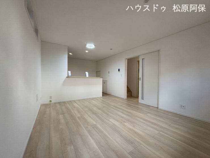 【同型写真(リビング)】
15帖のLDK