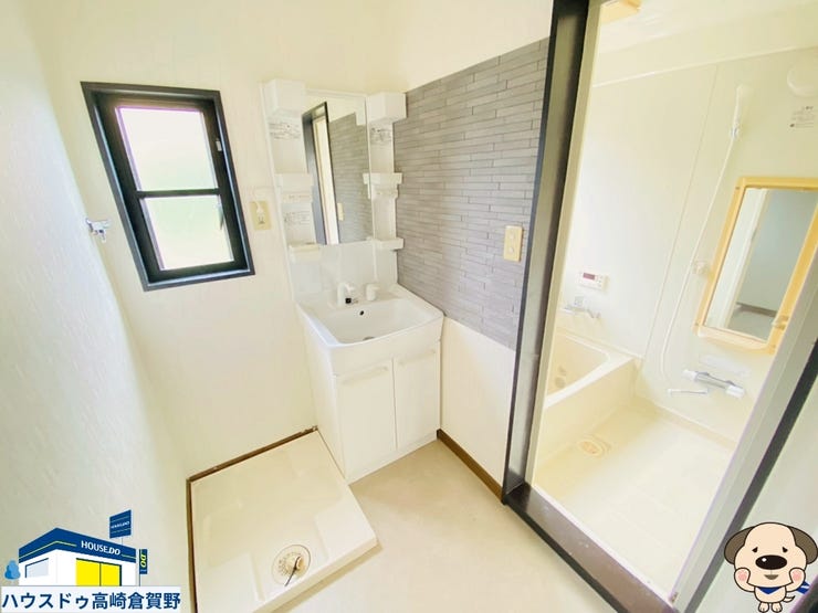 光が入る清潔感のある洗面所。洗濯の時間も心地よく過ごせそう◎