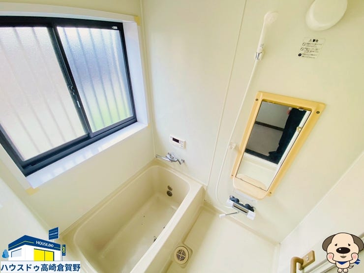 明るい窓付きの浴室。一日の疲れをゆっくり癒せる、落ち着いたリラックス空間。