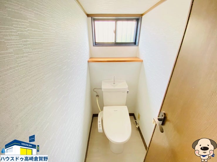 窓のあるトイレは通風良好。棚にお気に入りを置いて、心和むひとときを♪