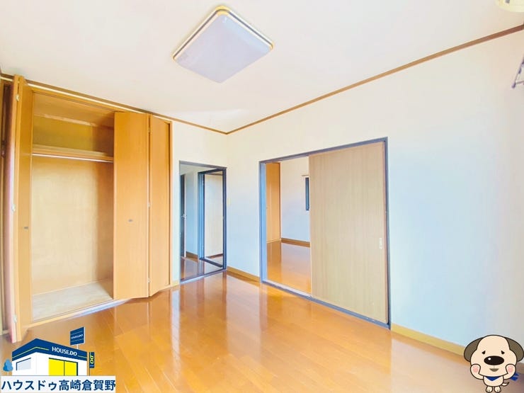 収納付きで使いやすい洋室。ベランダに出れば、風や光が気持ちよく感じられます。