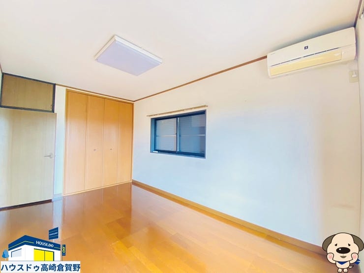 ベランダへ続く明るい洋室。収納もあり、朝の光を感じながら心地よく過ごせます。