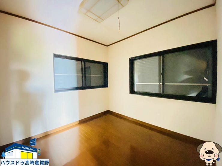 二面採光で風通し良好。小さな収納があり、趣味や仕事にも使いやすい洋室。