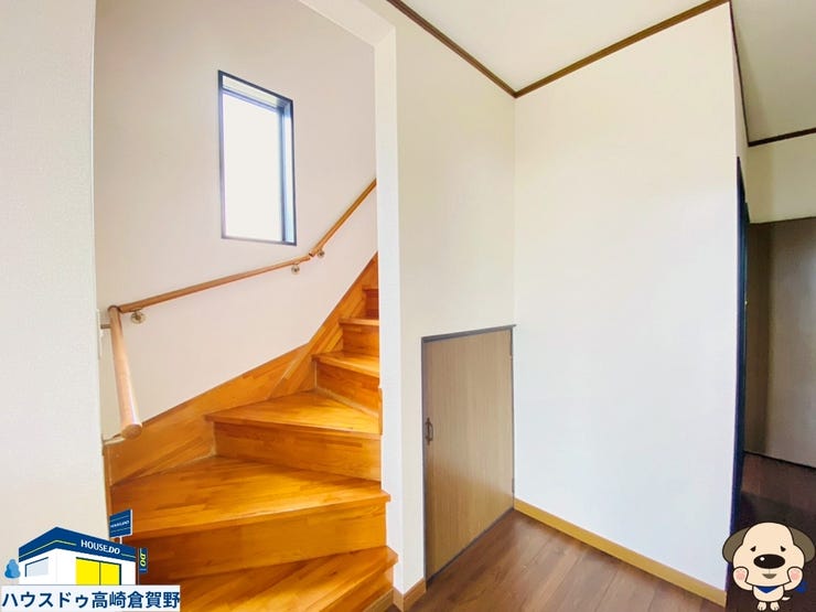 安全に昇り降りできる手すり付き階段。階段下の収納で整理整頓もスムーズ♪