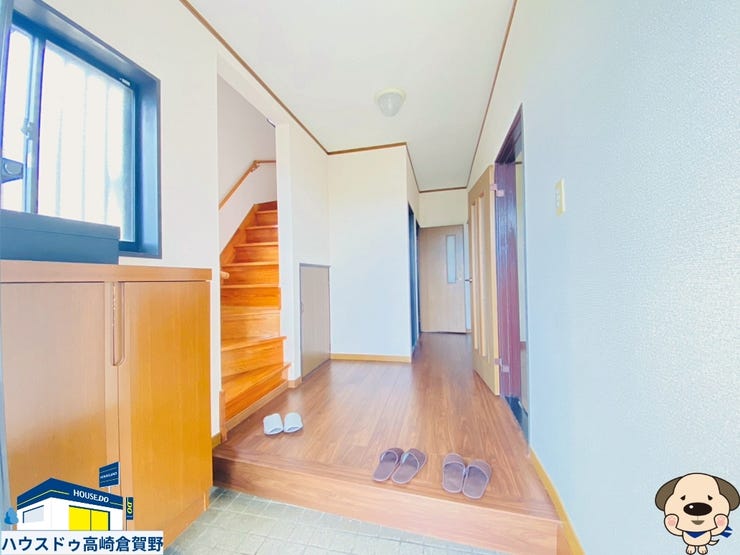 やわらかな光が差し込む玄関。窓からの明るさが心地よく、入ってすぐの階段が家族の動きを感じさせます◎