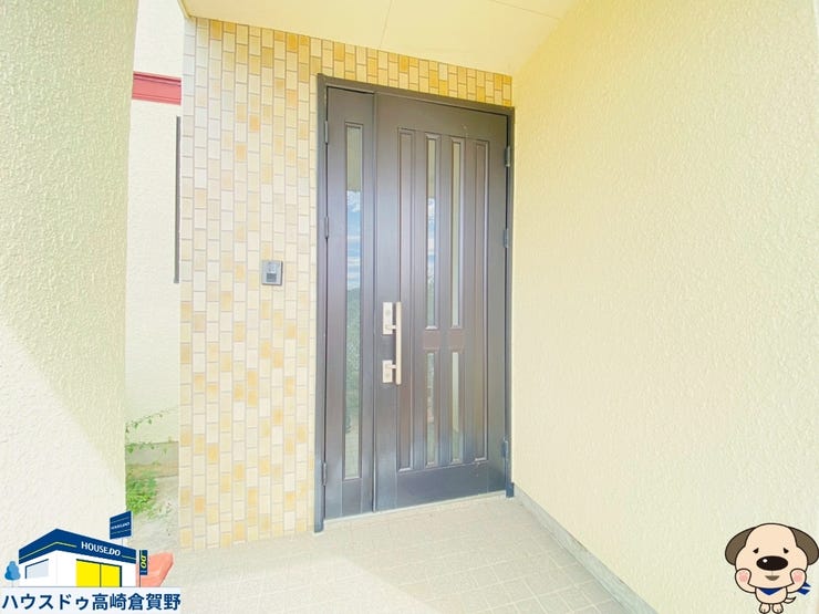 玄関前に光と風が心地よく差し込む外観。家族の日常がほっと浮かぶ雰囲気です。