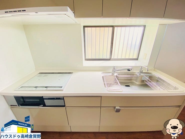 朝日が差し込むキッチン。窓を開けて風を感じながら、IHでゆったり朝ごはんの準備。