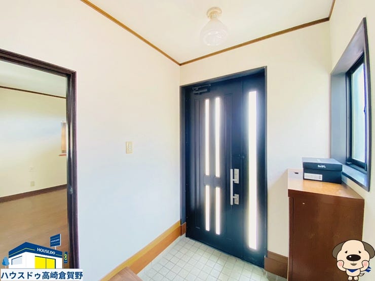 朝の光が差し込む玄関。靴をしまって扉を開ければ、家族の声が聞こえるあたたかな空間。