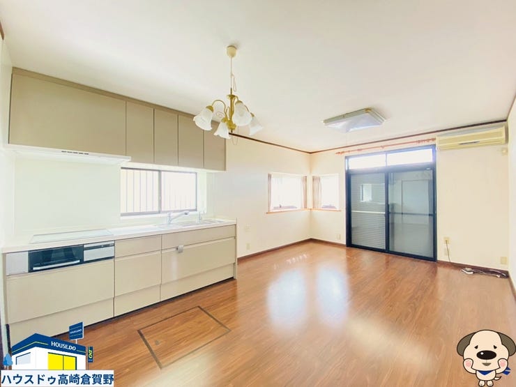 家族の声を聞きながら、IHでお料理。窓から差し込む光が心をほっとさせます。