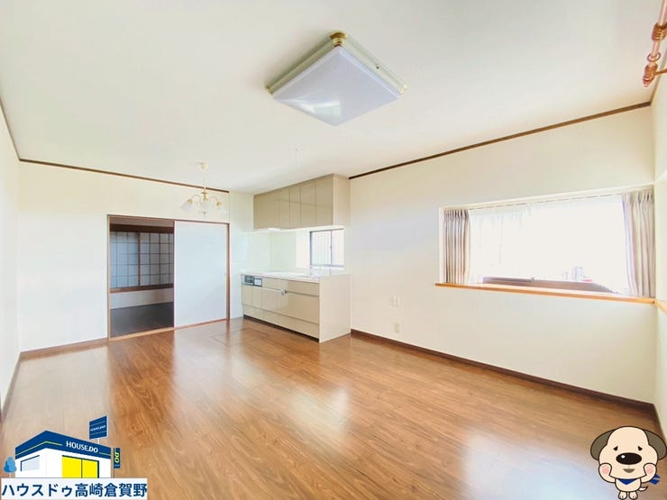 家族の笑い声が届く12帖LDK。明るい窓辺のキッチンで、毎日の料理も楽しく♪