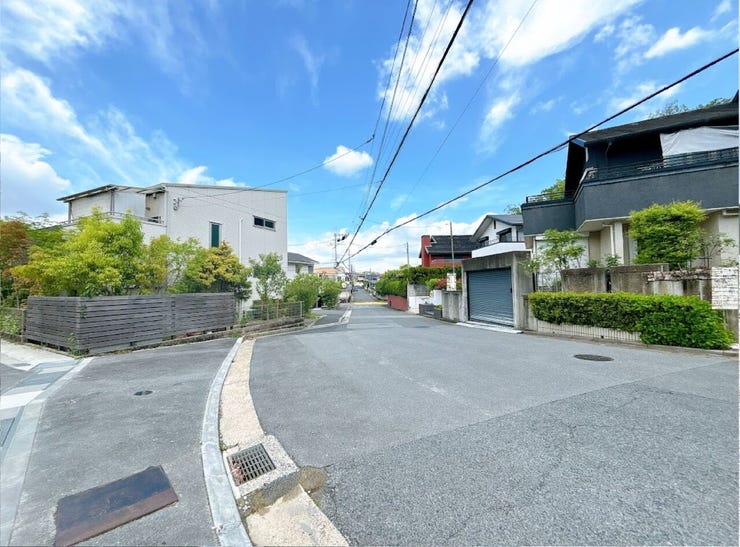 住宅地のため周辺は車の通行量も少なく、通期・登園・通学・ショッピングなど日々の往来も快適です。