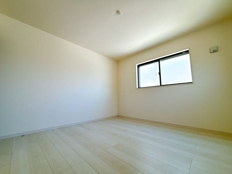 窓から日が差す明るいお部屋です。