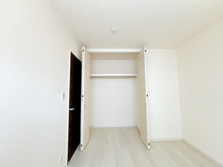 小物から大きな荷物まで収納ができ、お部屋を広く使って頂けます◎
