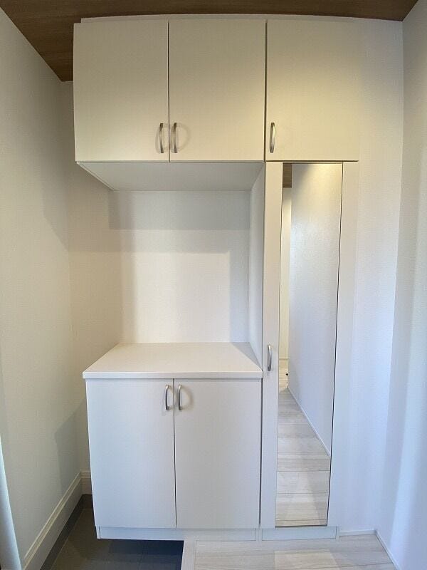 大容量のシューズボックスは姿見付きで、お出掛け前の身だしなみチェックができます。