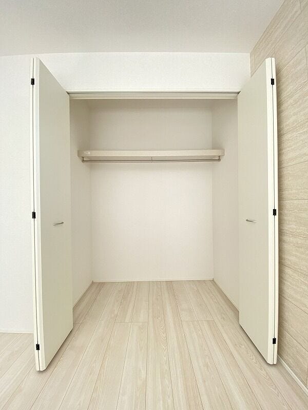 ご家族のくつろぎの場、お客様のおもてなし場であるリビングを片付けるのに便利なリビング収納。