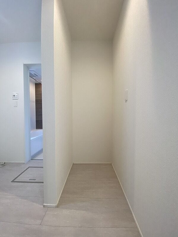 洗面所に棚などが置けるスペースあり♪洗濯物もすっきり片付きますね♪