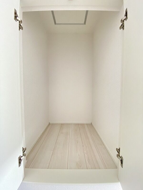 廊下にある収納スペースは、日用品の買い置きや、掃除道具を収納するのにとっても便利♪