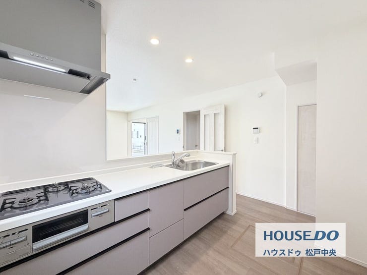 ◎キッチン:D号棟(3/16撮影)
嬉しい浄水器付き!不純物をほとんど取り除いてくれるのでお子様にも安心して飲ませられる水が作れます。