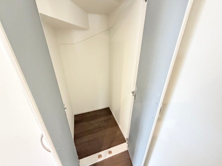 ◎キッチン横収納:D号棟(3/16撮影)
キッチン横には、階段下スペースを利用した収納を設けました!食料品や調味料、調理器具など、キッチン回りの収納に大活躍です!