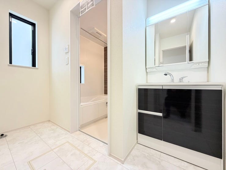 ◎洗面所:D号棟(3/16撮影)
玄関を入ってすぐに洗面があるので、うがい・手洗いの習慣がお子様たちに身に付く洗面台に!