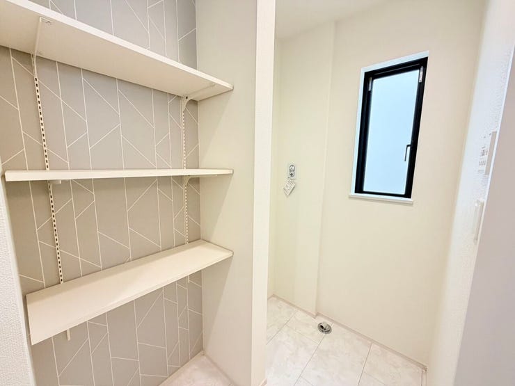 ◎洗面所:D号棟(3/16撮影)
洗面内には可動棚も備付けなので、タオルや肌着類の収納に便利です!