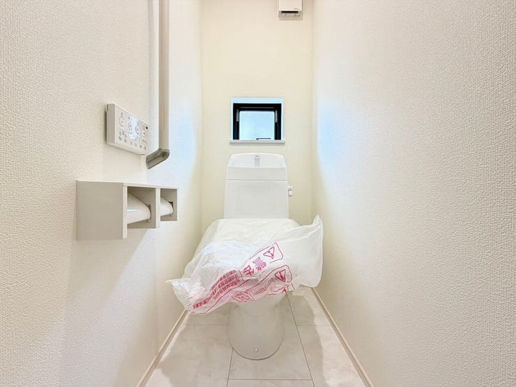 ◎トイレ:D号棟(3/16撮影)
1・2階ともにウォシュレット付!2か所トイレがございますので、朝のトイレ渋滞も解消!窓付きで明るく、換気もできます◎