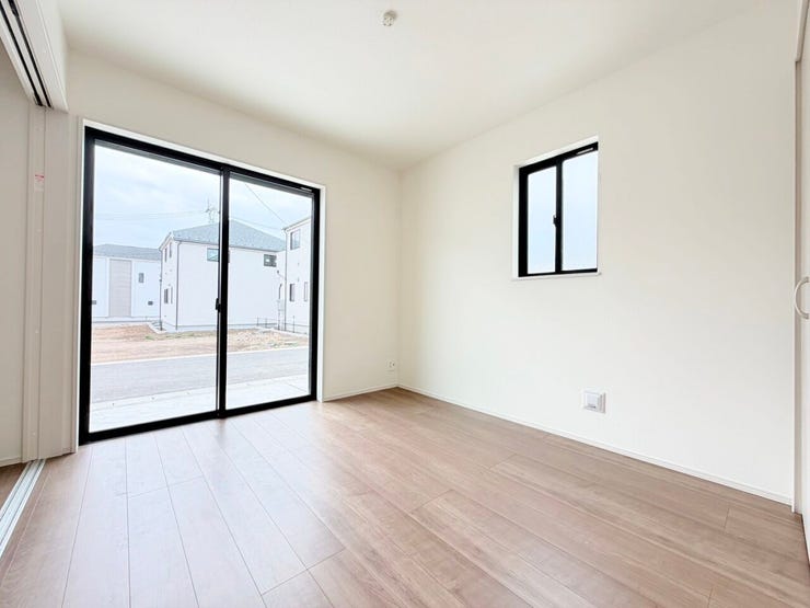 ◎1階洋室:D号棟(3/16撮影)
フローリングは定番のメープルカラー、収納扉などはホワイトで清潔感もあり、家具もあわせやすい色合いです。