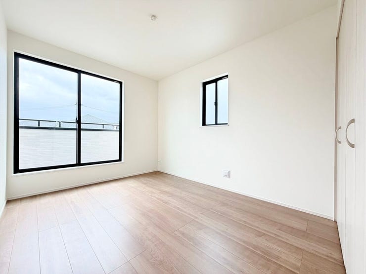 ◎洋室:D号棟(3/16撮影)
全居室2面採光!窓を2つ設けた事で光が差し込む温かい空間になっています!