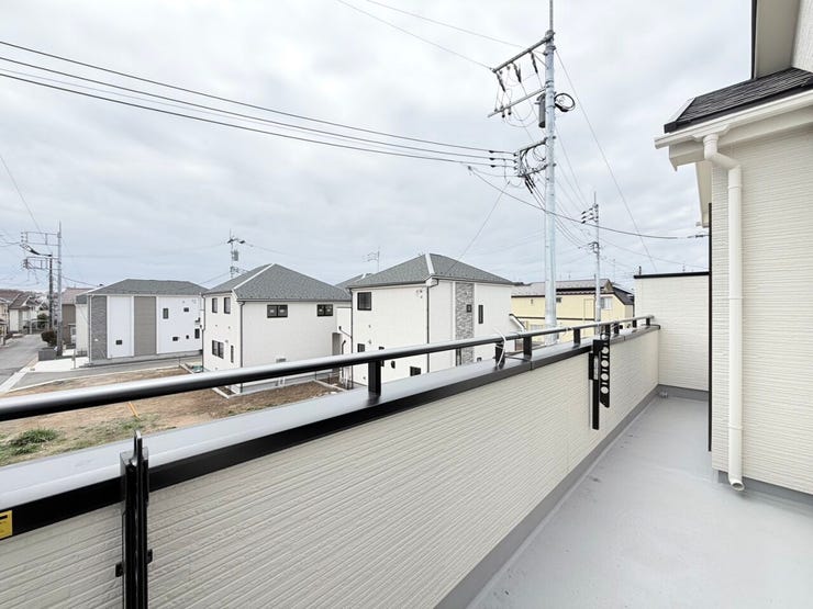 ◎バルコニー:D号棟(3/16撮影)
南向きのバルコニーは日当たりも良く、洗濯物も気持ち良く干せそうです。