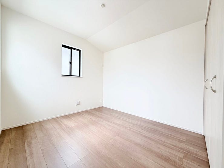 ◎洋室:D号棟(3/16撮影)
お部屋のドアなどの建具は、家具と色もあわせやすい、人気のカラーです!