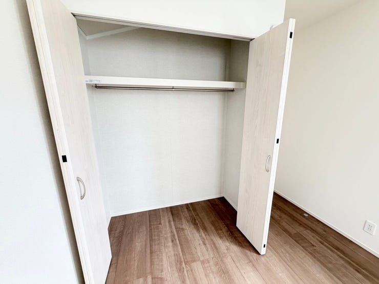 ◎収納:D号棟(3/16撮影)
収納扉は折戸扉になっているので、最小限のスペースで開閉が可能です◎レールがないので埃もたまらず、掃除がしやすいですね♪