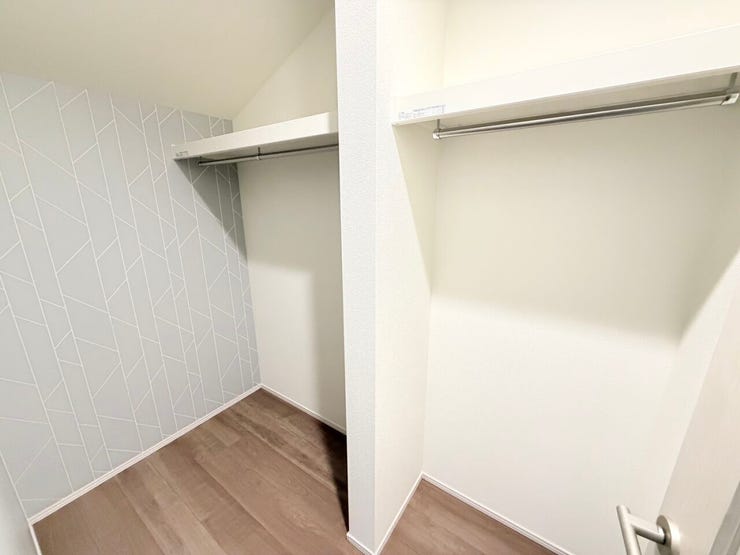 ◎ファミクロ:D号棟(3/16撮影)
【2階には大容量のファミリークローゼットを採用!】
スキーウエアやBBQ機材などの季節物やキャリーケースの収納などにピッタリです!