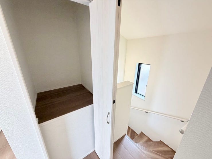 ◎2階廊下収納:D号棟(3/16撮影)
2階へ上がると、階段横にも収納付!お掃除用具や季節物の家具・家電などの収納に便利なスペースです!