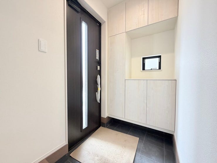 ◎玄関:D号棟(3/16撮影)
コの字型のシューズボックスは収納力が高く機能的!靴だけでなく、鍵や小物類を置けるスペースがあるのもいいですね♪