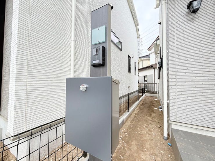 ◎機能門柱:D号棟(3/16撮影)
表札やポスト・インターホンなどが一つにまとまった機能門柱です。玄関まわりがスッキリとした印象になりますね。