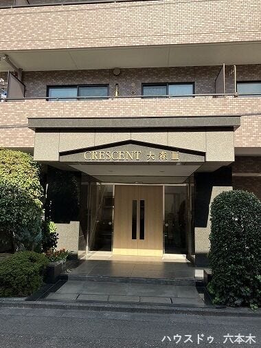 【外観】
重厚感あるタイル貼りの外観