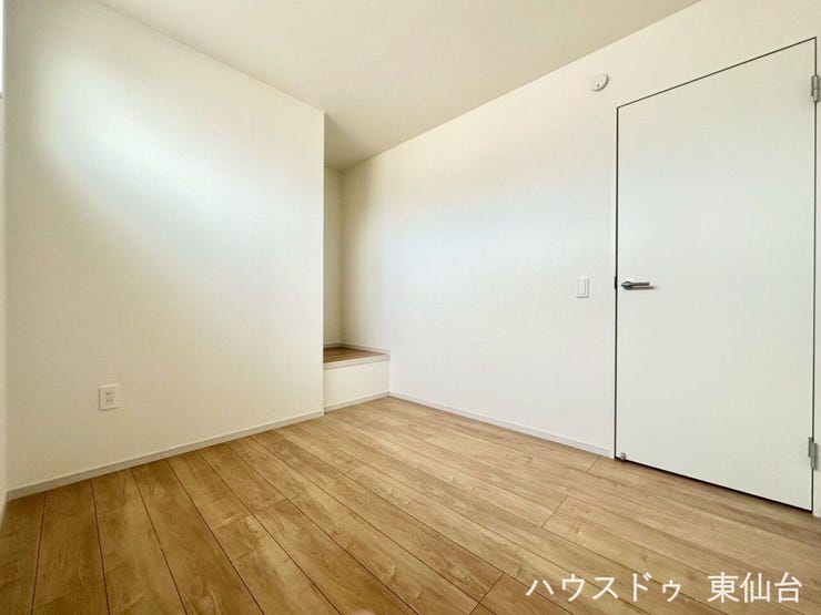 4.6帖の洋室です♪奥の収納スペースは今はやりのヌックを作れそうな雰囲気です♪