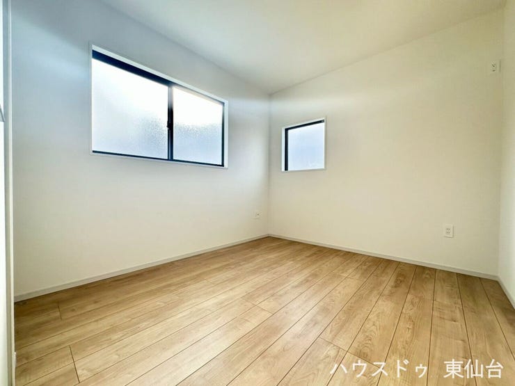 5.2帖の洋室です♪
2つの表情が違う窓がおしゃれですね♪