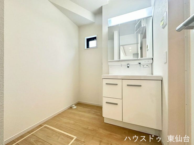 うれしい三面鏡に床下収納♪
物が増えがちな水回りの収納は嬉しいですね♪