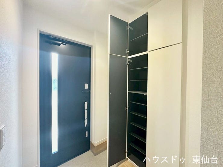 すっきりとした白いトールタイプの靴箱です♪