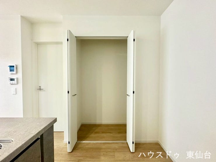 キッチン横の収納スペースでキッチンはいつもすっきりです♪