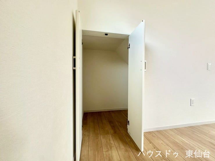 階段スペースを活用したリビングの収納スペースです♪