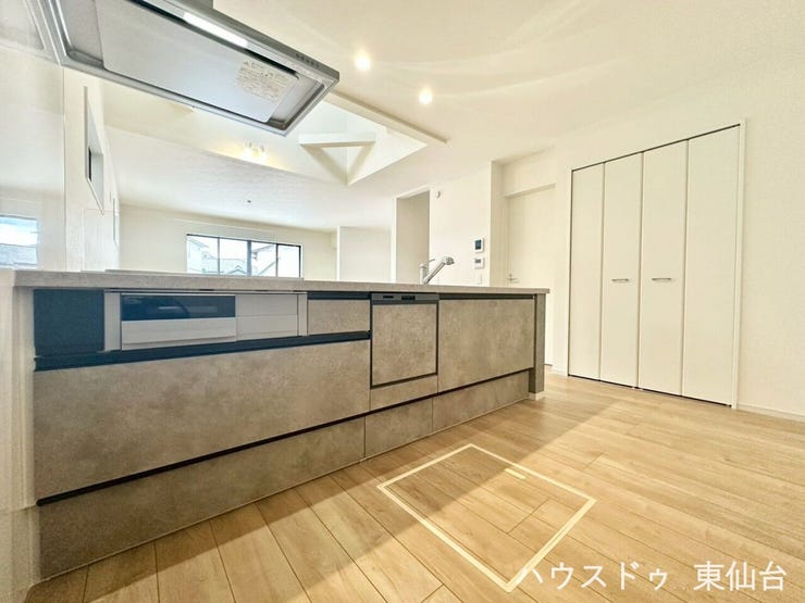 広いリビングにも負けない広いキッチンです♪