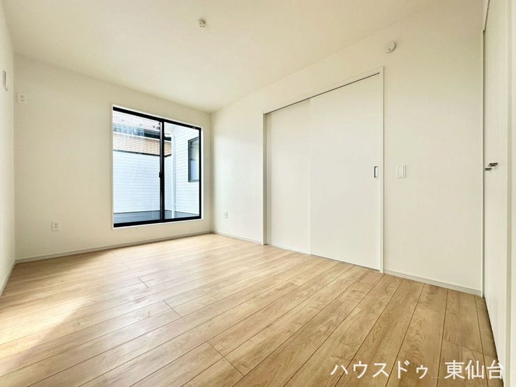 バルコニーにつながるお部屋です♪
陽当たりを確保しながらも高い柵のバルコニーなので人目を気にせずリラックスできます♪