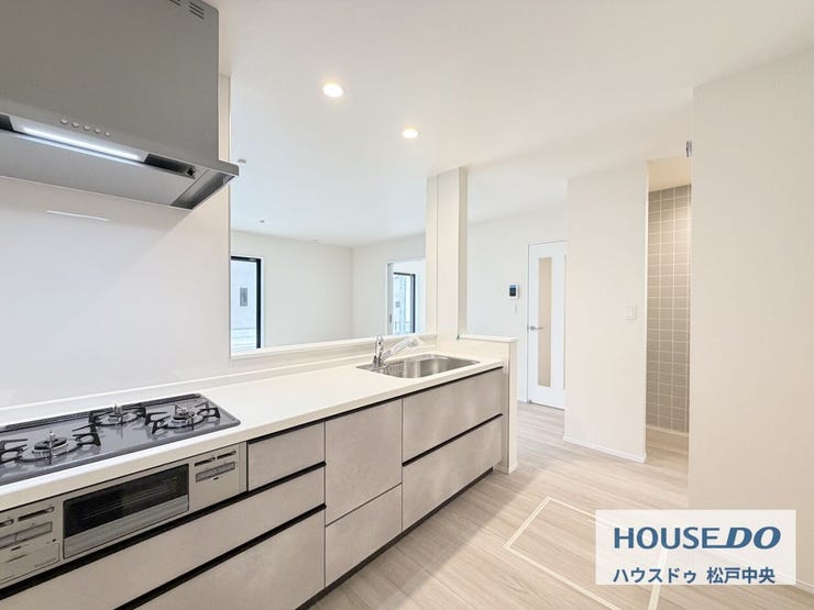 ◎キッチン:Q号棟(2/17撮影)
対面キッチンなので、お子様の目を離すことなくお料理の準備や片づけができ安心です!