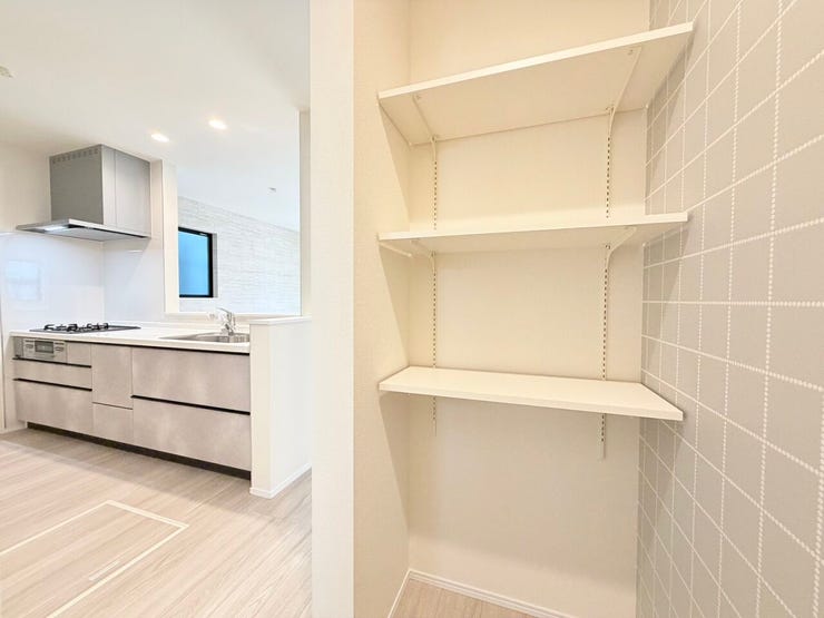 ◎パントリー:Q号棟(2/17撮影)
リビングから見えないのでスッキリした印象のパントリー収納。
アクセントクロスを採用し、お洒落な空間に!気分も上がりますね♪