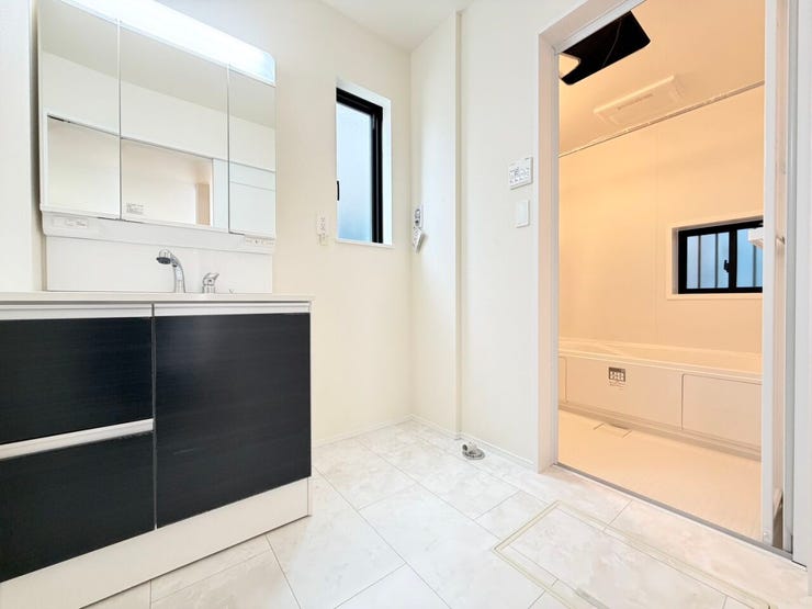 ◎洗面所:Q号棟(2/17撮影)
キッチンのすぐ裏手に洗面所や浴室があり、水廻りを集約!家事導線も短く、奥様の家事もスムーズに!