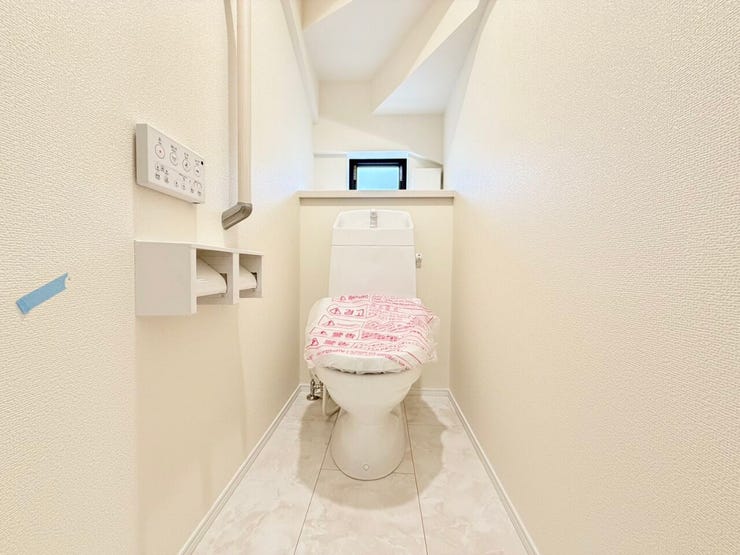 ◎トイレ:Q号棟(2/17撮影)
ペーパーホルダーは2連タイプ!棚が広く、物が置きやすい!スマートフォンを一時的に置けて便利です♪芳香剤などを置くこともできます◎