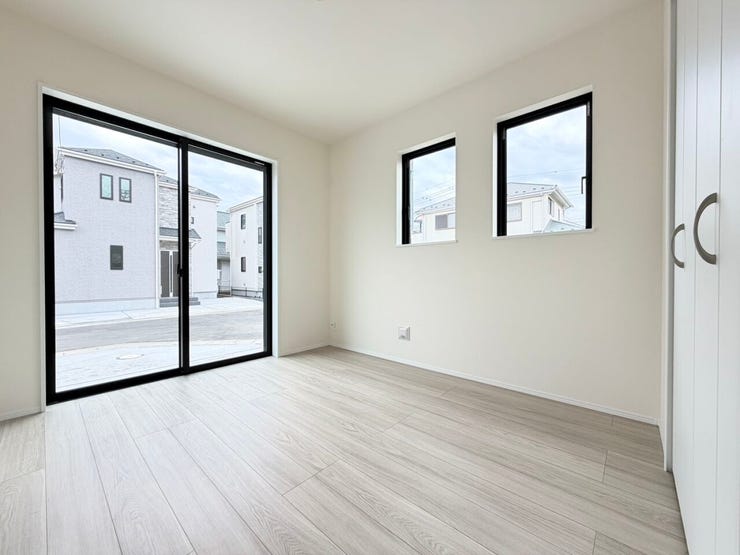 ◎1階洋室:Q号棟(2/17撮影)
廊下からも出入りできるので、客間としてのご利用も◎なリビング横の洋室!夜、帰りの遅いご主人の寝室としても!